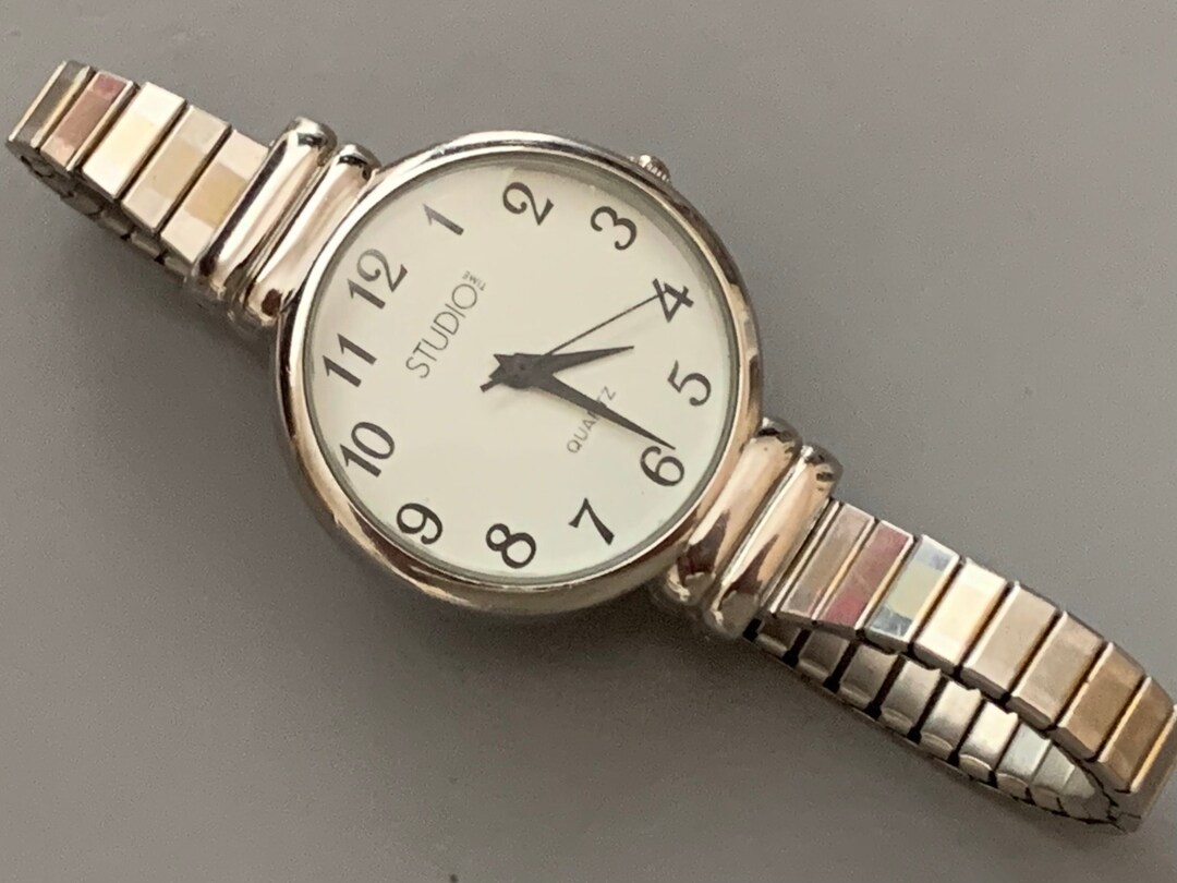 Reloj STUDIO TIME para mujer con esfera blanca asas ocultas bisel plateado redondo segundero giratorio. Envio gratuito Haga clic en los detalles