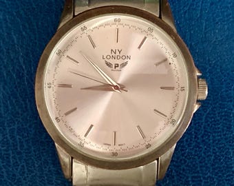 MENS NY LONDON Platinum Watch: Silvery Dial, Sweep Second | Click & Read Item Details