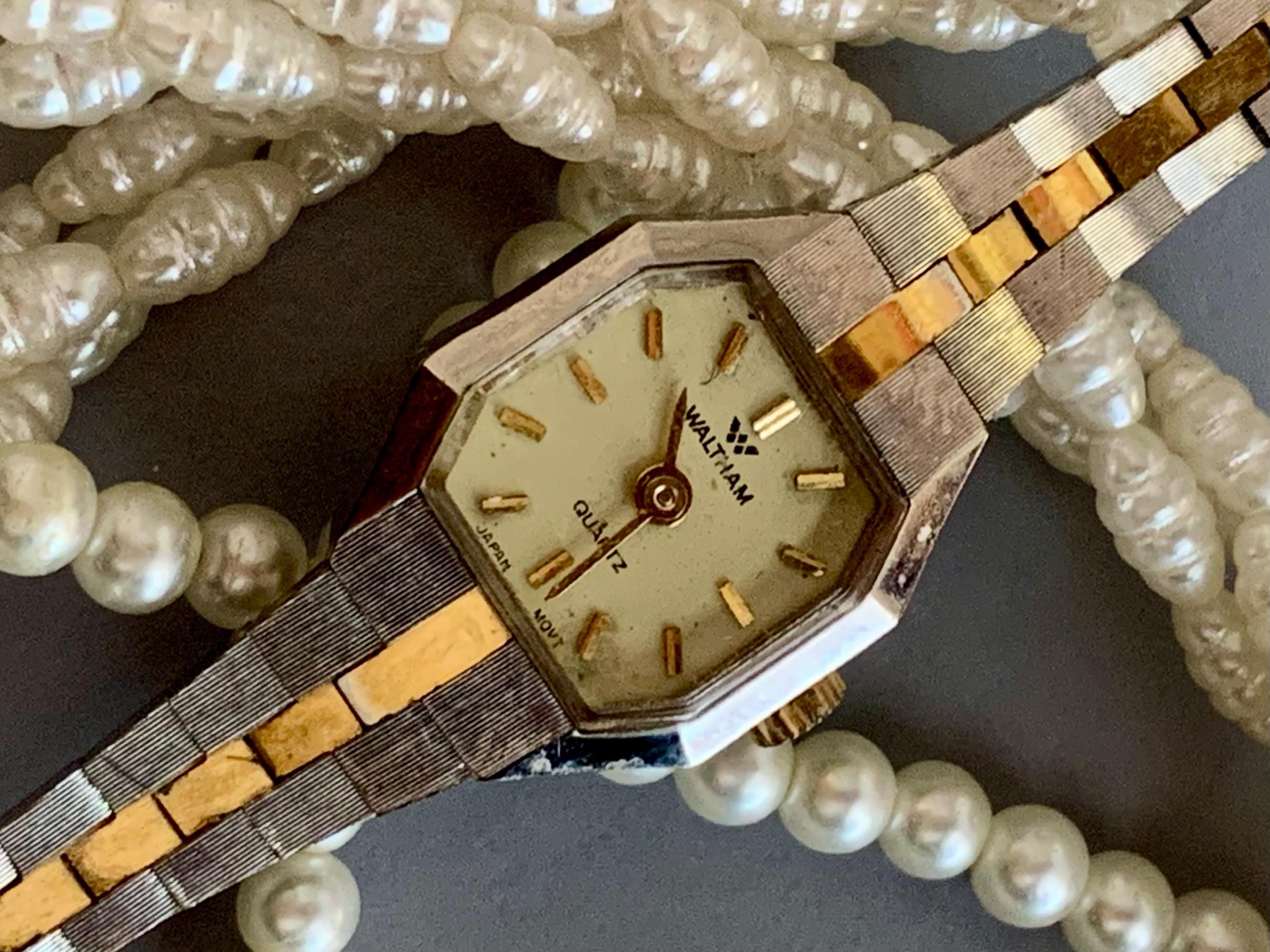 WALTHAM WOMENS WATCH 1968 Vintage Quartz Cocktail Watch: Gold