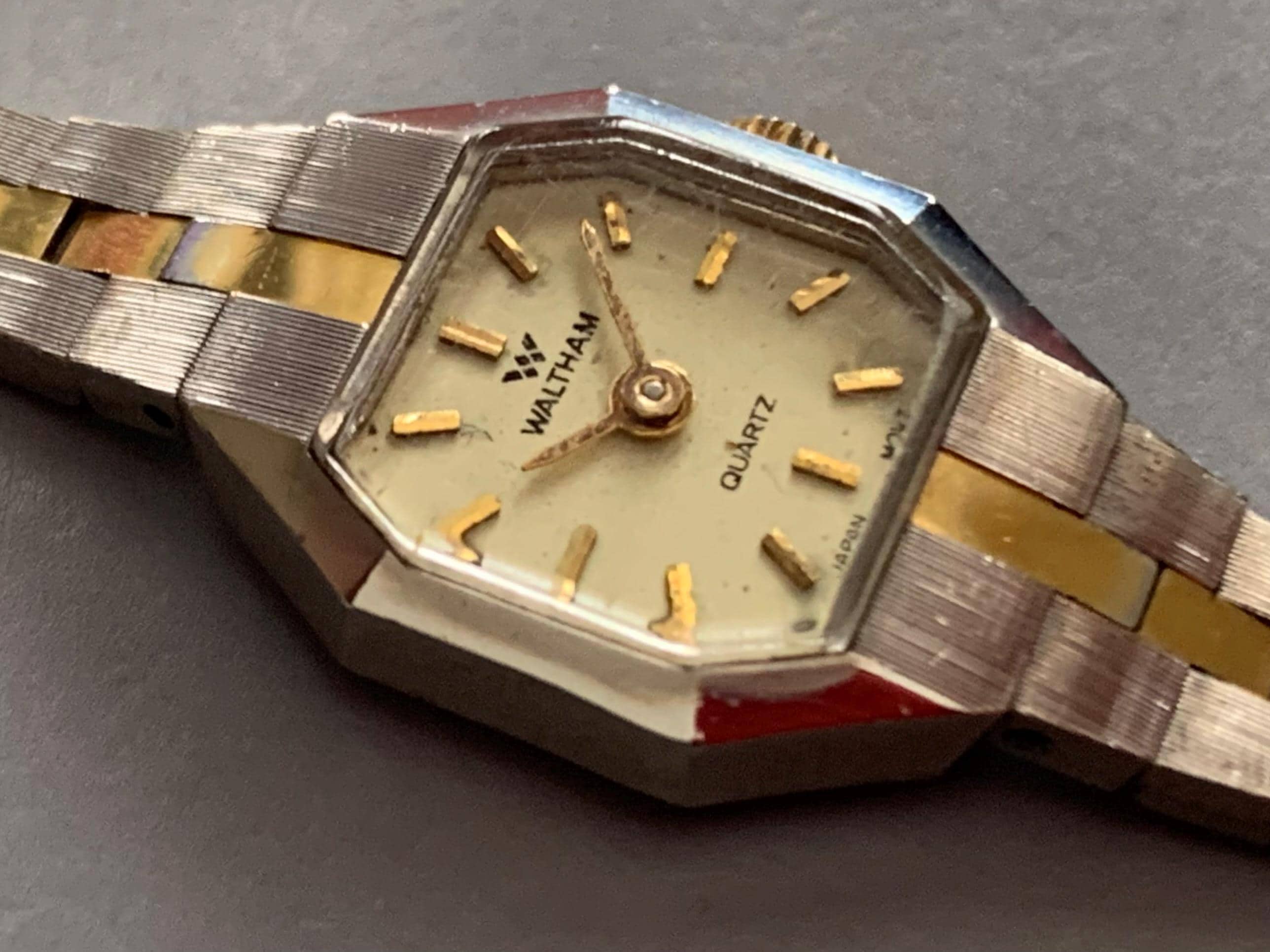 WALTHAM WOMENS WATCH 1968 Vintage Quartz Cocktail Watch: Gold