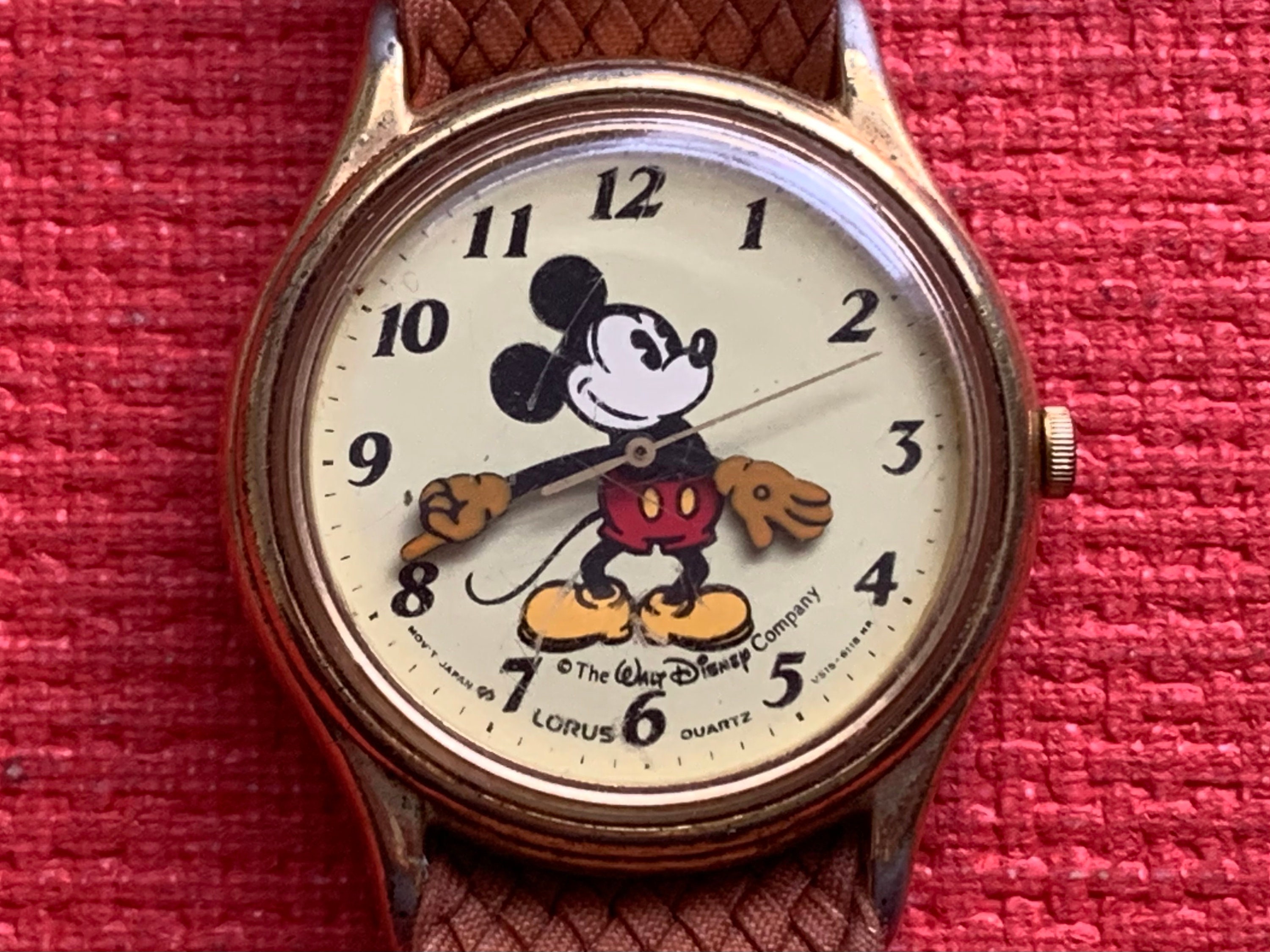 Ingersoll mickey mouse. Watch mouse. Mickey mouse swiss watch. Часы микей 1426. Watch mouse.