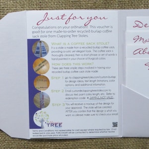 Pode incluir: Um vale para um estola de saco de caf&eacute; de juta reciclado feito sob medida da Clapping Tree Stoles. O vale inclui instru&ccedil;&otilde;es sobre como projetar o estola, incluindo a escolha de cores, comprimento e texto. O vale tamb&eacute;m inclui uma amostra do design.
