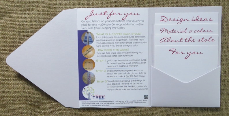 Pode incluir: Um vale para um estola de saco de caf&eacute; de juta reciclado feito sob medida da Clapping Tree Stoles. O vale inclui instru&ccedil;&otilde;es sobre como projetar o estola, incluindo a escolha de cores, comprimento e texto. O vale tamb&eacute;m inclui uma amostra do design.