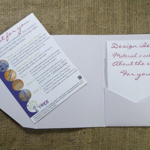 Pode incluir: Um envelope branco com um bolso no lado direito. O bolso cont&eacute;m tr&ecirc;s cart&otilde;es brancos com o texto "Design ideas", "Material & colors", "About the stole" e "For you" escrito em rosa. O lado esquerdo do envelope tem um cart&atilde;o dobrado com o texto "Just for you" e uma descri&ccedil;&atilde;o de uma estola de saco de caf&eacute;.