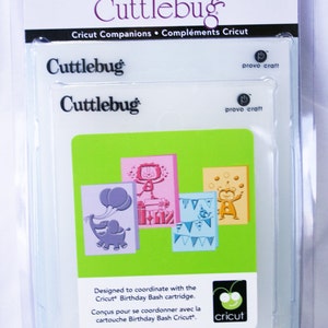 Op de afbeelding: Een set van vier Cuttlebug reliëfvormen voor het maken van verjaardagskaarten. De vormen hebben een groene achtergrond met afbeeldingen van een verjaardagstaart, een olifant met ballonnen, een aap die ballen jongleert en een vlaggenlijn. De vormen zijn ontworpen om te worden gebruikt met de Cricut Birthday Bash cartridge.