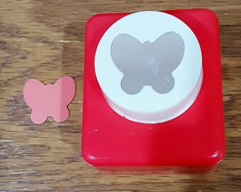 thumbnail interactive-video image 1 of Fiskars Butterfly Fly Away Easy Squeeze Paper Punch | 1.5 Inch Large 1 of 5