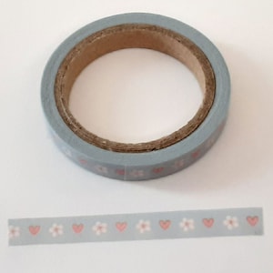 Lichtblauwe achtergrond met mini witte bloemen en roze harten Washi Tape