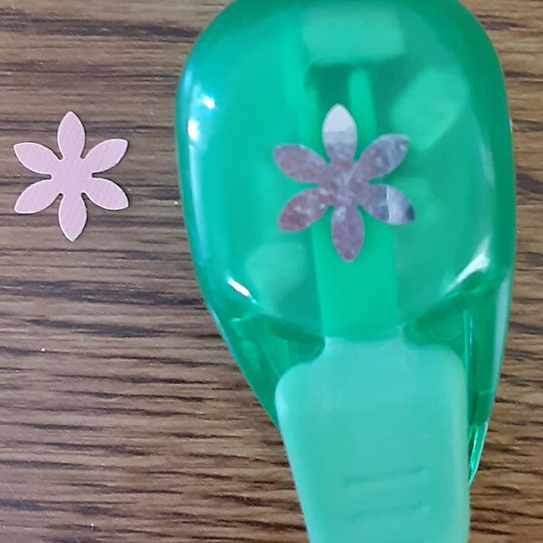 Small Daisy Flower or Flower Center Thumb Paper Punch
