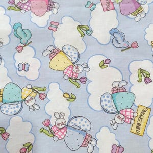 Tessuto di cotone con motivo coniglietti, fate e tulipani primaverili di Spring Industries, Inc.