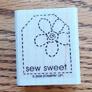 Sello de goma Sew Sweet Tag With Flower retirado de Stampin Up