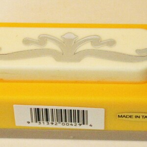 Perforatore di carta con perforatore per bordi a spirale