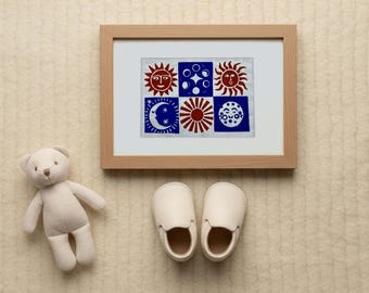 Grabado en linóleo hecho a mano del Sol y la Luna, color azul marino y sepia, sin marco, con paspartú, disponible en varias versiones.