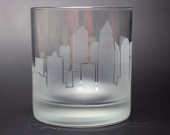 Tazza con paesaggio urbano inciso personalizzato sullo skyline della Carolina del Nord di Charlotte, rocce vecchio stile, bicchiere da cocktail, bicchiere da whisky, regalo personalizzato