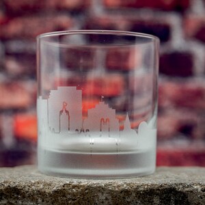 Verre à cocktail Spokane Washington Skyline - personnalisation gratuite - cadeau pour amateur de whisky - souvenir de voyageur urbain - carte barware - verre à roche