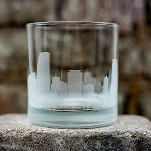 Verre à cocktail Miami Floride Skyline - personnalisation gratuite - cadeau pour amateur de whisky - souvenir de voyageur urbain - carte barware - verre à roche