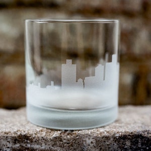 Verre à cocktail Brooklyn New York Skyline - Personnalisation gratuite - Cadeau pour amateur de whisky - Souvenir de voyageur urbain - Carte de bar - Verre à roche