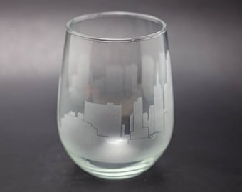 Bicchiere da vino e calice senza stelo con skyline di Kansas City, Missouri - Personalizzazione GRATUITA - Souvenir del viaggiatore urbano - Mappa del punto di riferimento incisa