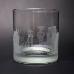 Verre à cocktail Skyline de Lisbonne, Portugal - Personnalisation GRATUITE - Cadeau pour amateur de whisky - Souvenir de voyageur urbain - Accessoires de bar - Verre à roche
