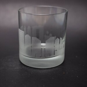Verre à cocktail Honolulu Hawaii Skyline - Personnalisation gratuite - Cadeau pour amateur de whisky - Souvenir de voyageur urbain - Accessoires de bar - Verre à roche
