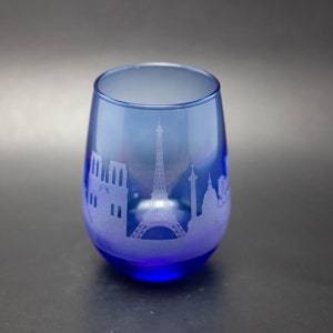 Paris Frankreich Skyline Blau Stemless Weinglas Becher - Geätztes Glas Geschenk - Personalisiertes graviertes urbanes Stadtbild - benutzerdefinierte Stielglas