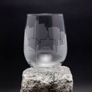Reno Nevada Skyline Wine Glass & Stemless Goblet - GRATIS personalisatie - Urban Traveler Souvenir - geëtste stadsoriëntatiepunt kaart aandenken
