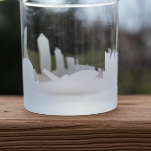 Lyon Frankreich Skyline Cocktailglas - KOSTENLOSE Anpassung - Whisky-Liebhaber Geschenk - Urban Traveller Souvenir - Map Barware - Rocks Glass