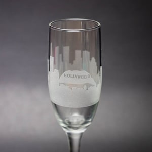 ロサンゼルス カリフォルニア スカイライン シャンパンフルート - 無料のパーソナライズ エッチング アーバン シティ ランドマーク マップ - カスタム バーウェア エッセンシャル