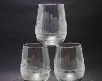 Vraag een skyline aan op maat geëtst wijnglas en stemloos wijnglas geëtst geschenk - gepersonaliseerd gegraveerd modern stadsbeeld - Lees de aanbieding