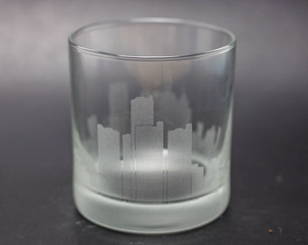 Tazza con paesaggio urbano inciso personalizzato sullo skyline di Detroit Michigan, rocce in stile antico, bicchiere da cocktail, bicchieri da whisky, regalo personalizzato