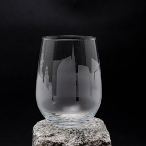 Copa de vino y copa sin tallo con el horizonte de Milán, Italia - Personalización GRATUITA - Recuerdo de viajero urbano - Mapa de monumento de la ciudad grabado