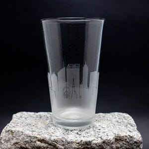 Perth Australia Skyline Etched beer pint Glass - FREE Personalization - Home Bar Travel Souvenir - Etched Urban Map Drinking Tumbler