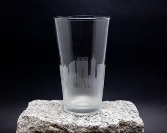 Perth Australia Skyline Etched beer pint Glass - FREE Personalization - Home Bar Travel Souvenir - Etched Urban Map Drinking Tumbler
