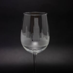 Copa de vino y copa sin tallo con el horizonte de Brujas, Bélgica - Personalización GRATUITA - Recuerdo de viajero urbano - Recuerdo grabado con mapa de la ciudad