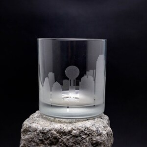 Verre à cocktail Dallas Texas Skyline - personnalisation gratuite - cadeau pour amateur de whisky - souvenir de voyageur urbain - carte barware - verre à roche