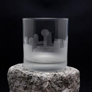 Verre à cocktail Knoxville Tennessee Skyline - personnalisation gratuite - cadeau pour amateur de whisky - souvenir de voyageur urbain - carte de bar - verre à roche
