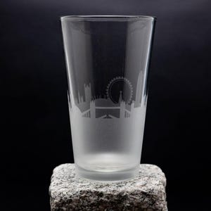 London England (UK) Skyline beer pint Glass- FREE Personalization - Home Bar Travel Souvenir - Etched Urban Map Drinking Tumbler