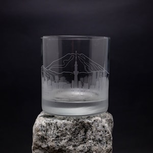 Verre à cocktail Tokyo Japon Skyline - Personnalisation GRATUITE - Cadeau pour amateur de whisky - Souvenir de voyageur urbain - Accessoires de bar - Verre à roche