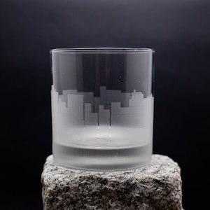 Verre à cocktail La Crosse Wisconsin Skyline - Personnalisation gratuite - Cadeau pour amateur de whisky - Souvenir de voyageur urbain - Accessoires de bar - Verre à roche