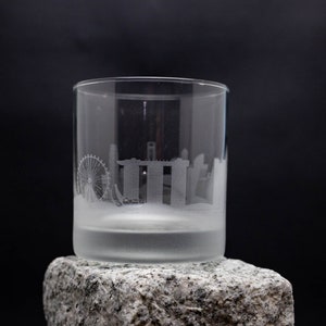 Verre à cocktail Skyline de Singapour - Personnalisation GRATUITE - Cadeau pour amateur de whisky - Souvenir de voyageur urbain - Accessoires de bar - Verre à roche