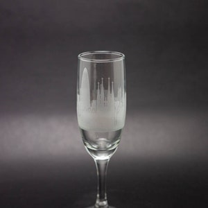 Barcelona Spanien Skyline Champagner Flöte Custom - KOSTENLOSE Personalisierung - - Geätzte Wahrzeichen der Stadt - Custom Barware Essentials