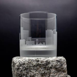 Chattanooga Tennessee Skyline Cocktail Glass -FREE Customization - Whiskey Lover Gift - Urban Traveler Souvenir - Map Barware - rocks glass