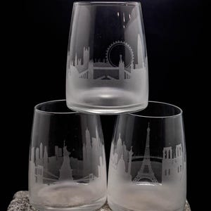 Benutzerdefinierte Anfrage Eine Skyline geätzte stammlose Piatta Weinglas-Cocktailbecher Geschenk - KOSTENLOSE Personalisierung - Graviertes modernes Stadtbild