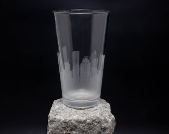 Houston Texas Skyline beer pint Glass - FREE Personalization - Home Bar Travel Souvenir - Etched Urban Map Drinking Tumbler