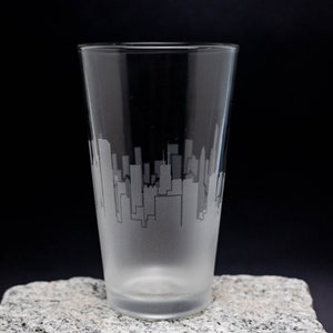 Vaso de cerveza con el horizonte de Chicago, Illinois - Personalización GRATUITA - Recuerdo de viaje para bar en casa - Vaso para beber con mapa urbano grabado
