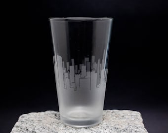 Chicago Illinois Skyline Etched Pint Glass Beer Glass Water Glass Custom Etched Barware Gift Personalized Engraved Modern Cityscape