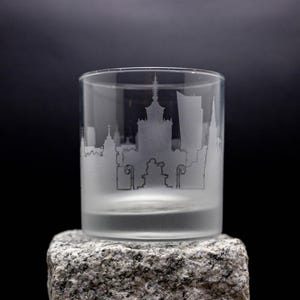 Verre à cocktail Varsovie Pologne Skyline - Personnalisation GRATUITE - Cadeau pour amateur de whisky - Souvenir de voyageur urbain - Accessoires de bar - Verre à roche