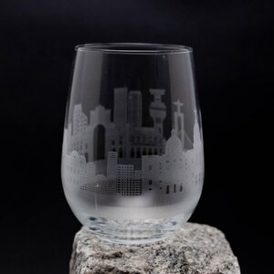 Calice da vino e calice senza stelo con skyline di Lisbona, Portogallo - Personalizzazione GRATUITA - Souvenir del viaggiatore urbano - Mappa della città incisa come ricordo immagine 3