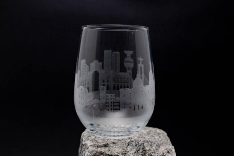 Calice da vino e calice senza stelo con skyline di Lisbona, Portogallo - Personalizzazione GRATUITA - Souvenir del viaggiatore urbano - Mappa della città incisa come ricordo immagine 3