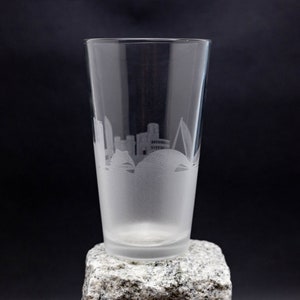 Valencia Spanien Skyline Bier Pint Glas - KOSTENLOSE Personalisierung - Hausbar Reiseandenken - Geätzte Stadtkarte Trinkbecher
