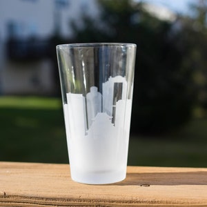 Verre à bière Osaka, Japon Skyline - Personnalisation GRATUITE - Souvenir de voyage de bar à la maison - Gobelet carte urbaine gravée